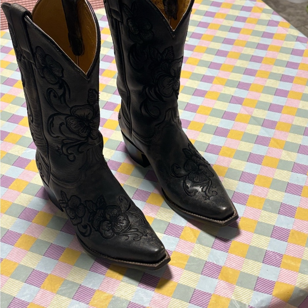 Shyanne Black Heeled Boots with Sleek Design